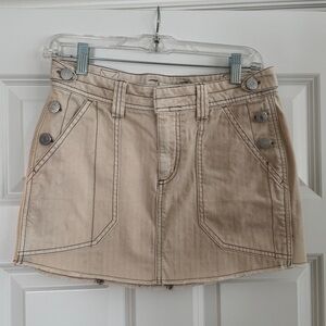 BDG Women’s Utilitarian style mini skirt, Tan, size medium, fray hem, EUC
